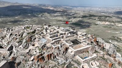 •	Selçuklu Belediye Başkanı Ahmet Pekyatırmacı, Gevale Kalesi’nde sona gelinen 3. etap onarım çalışmalarını yerinde inceledi.