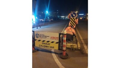 Trafik ve yol levhalarının tamiratı yapılıyor
