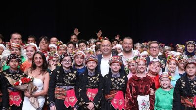 220 dansçı Jenerasyon ile hem hisleri hem figürleri sahneye taşıdı