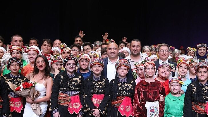 220 dansçı Jenerasyon ile hem hisleri hem figürleri sahneye taşıdı