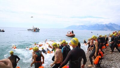 Açık su yüzme yarışlarının startını Lider Muhittin Böcek verdi