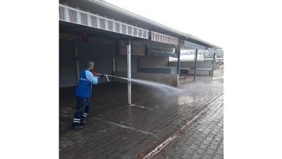 Akbük Semt Pazarı, belediye gruplarınca temizlendi.