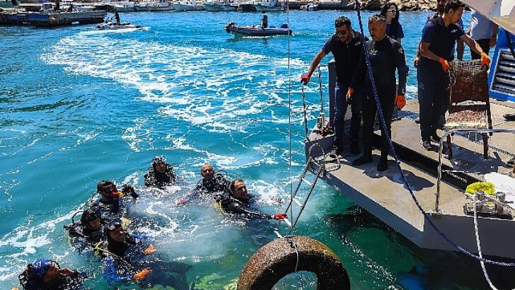 Antalya Büyükşehir Belediyesi’nden Kaleiçi Yat Limanı’nda deniz taban paklığı