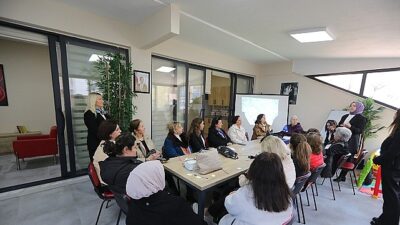 Bayraklı’da bayanlar müşavere merkezi atölyelerinde buluşuyor