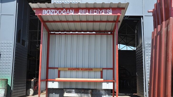 Bozdoğan Belediyesi Bankları ve Durakları Kendi İmkânlarıyla Üretiyor Tasarruf Belediyeciliği ile Kaynaklar Daha Etkin Kullanılıyor