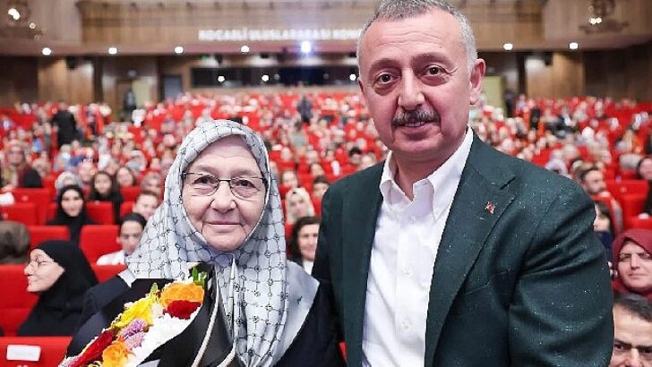 Büyükakın’dan annesine çiçekli kutlama