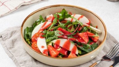 Çilek Soslu Roka Salatası