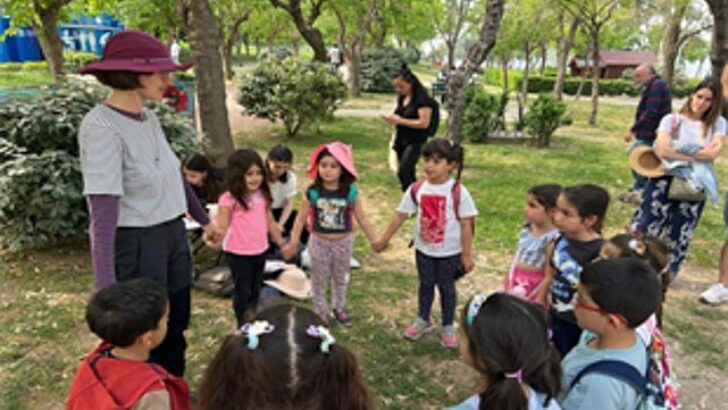 Çocuklar, ormanda keşif ve masal seyahatinde buluşuyor