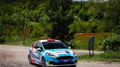 Engelli ralli pilotu Kübra aracını başarıdan başarıya sürüyor