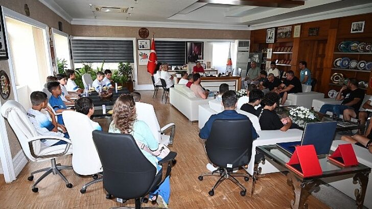 Futbolcu ve velilerden Lider Topaloğlu’na teşekkür ziyareti