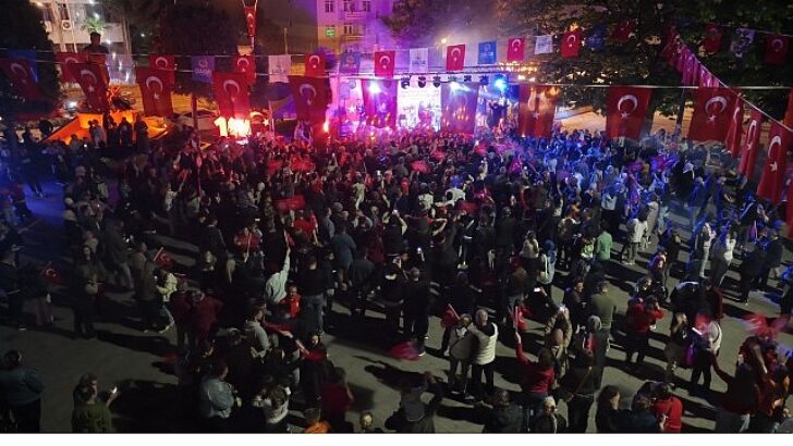 Gölcük Halkı 19 Mayıs Coşkusunu Fener Alayı ile Kutladı