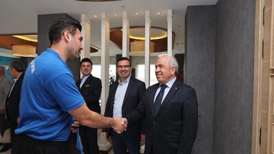 Hentbolcular başarılarını Başkan Şadi Özdemir’le paylaştı