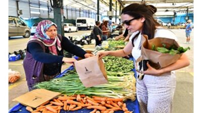 İzmir Büyükşehir Belediyesi 15 yıldır organik tarımla çiftçiyi ayakta tutuyor