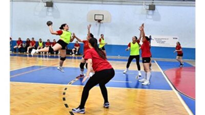 İzmir Büyükşehir Belediyesi Spor Kulübü hentbol kadrolarıyla parlıyor