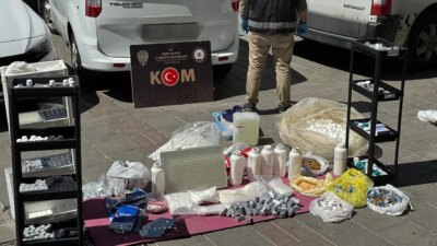 İzmir’de takımlardan ‘steroid’ operasyonu: 10 milyon TL’lik kaçak eser ele geçirildi