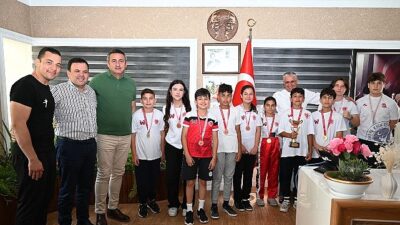Kick Boks atletleri muvaffakiyetlerini Lider Topaloğlu ile paylaştı