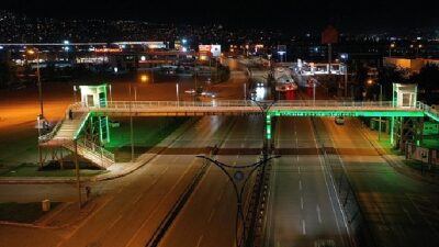 Kocaeli’nde üst geçitler yeşile büründü