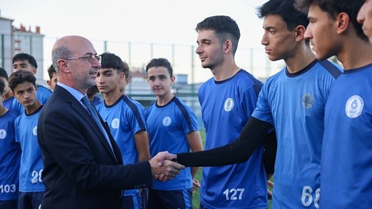 Konyasporlu Futbolculardan Selçuklu Belediyespor Kulübü U15 ve U17 Futbol Gruplarına Moral Ziyareti