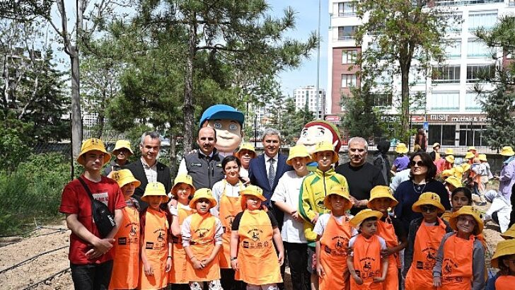 Lider Altay Özel Gençlerle Birlikte Zerzevat Fidelerini Toprakla Buluşturdu