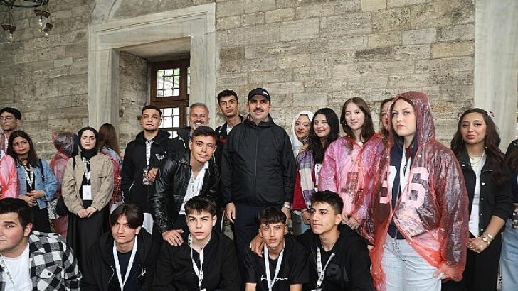 Lider Altay YHT ile Günübirlik İstanbul Seyahatine Katılan Öğrencilere Eşlik Etti