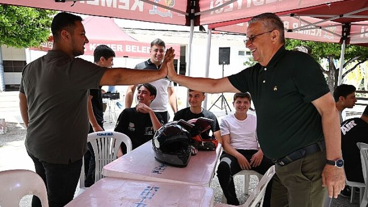 Lider Topaloğlu, liselilerin kermesine katıldı