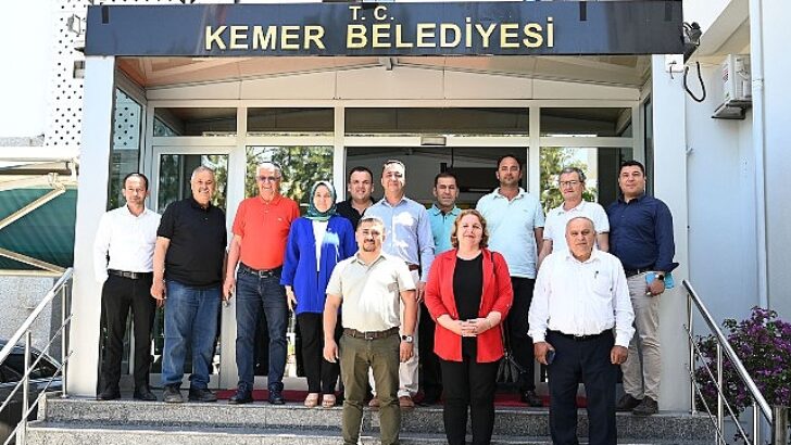 Lider Topaloğlu muhtarlarla bir ortaya geldi