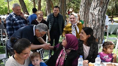 Lider Topaloğlu’ndan belediye işçisine yemek