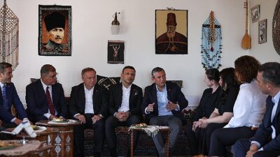 Lider Tugay, İstanbul’da CHP Genel Başkanı Özgür Özel ile bir ortaya geldi