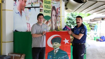 NARLIDERE BELEDİYESİ BASIN MERKEZİ NARLIDERE BELEDİYESİ’NDEN ESNAFA BAYRAK DAĞITIMI Narlıdere Belediyesi, 19 Mayıs’ın 106’ncı yıl dönümü kutlamaları kapsamında ilçe esnafına Atatürk baskılı Türk Bayrağı dağıttı