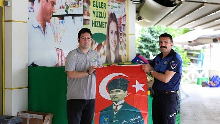 NARLIDERE BELEDİYESİ BASIN MERKEZİ NARLIDERE BELEDİYESİ’NDEN ESNAFA BAYRAK DAĞITIMI Narlıdere Belediyesi, 19 Mayıs’ın 106’ncı yıl dönümü kutlamaları kapsamında ilçe esnafına Atatürk baskılı Türk Bayrağı dağıttı