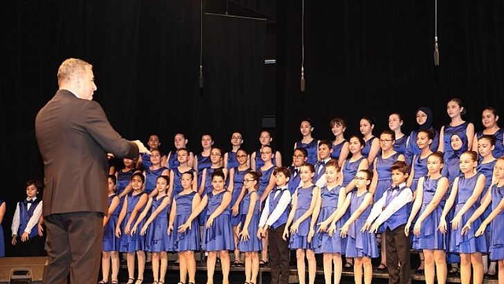 Nilüfer Çocuk ve Gençlik Koroları yıl sonu konserinde büyüledi