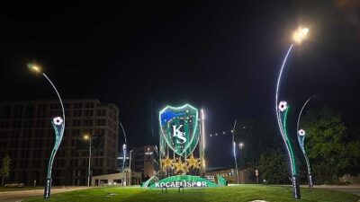 Stat kavşağını Kocaelispor’un arması aydınlatıyor