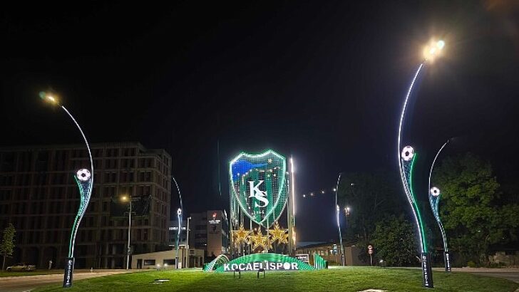 Stat kavşağını Kocaelispor’un arması aydınlatıyor