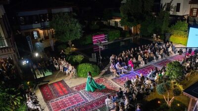 Tarihi halılar podyum oldu