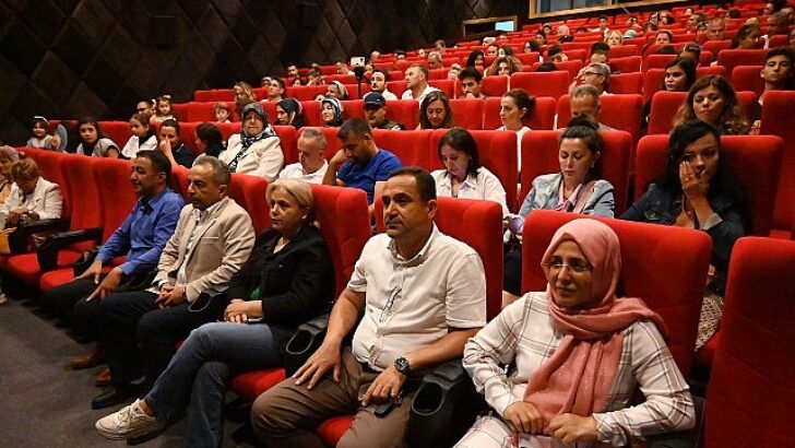 “Uyandığım dünya” tiyatro oyunu büyük alkış aldı