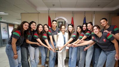 Voleybol ve yüzmede Karşıyaka rüzgarı esti