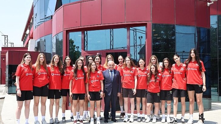 Başkan Şadi Özdemir’den filenin genç sultanlarına motivasyon ziyareti