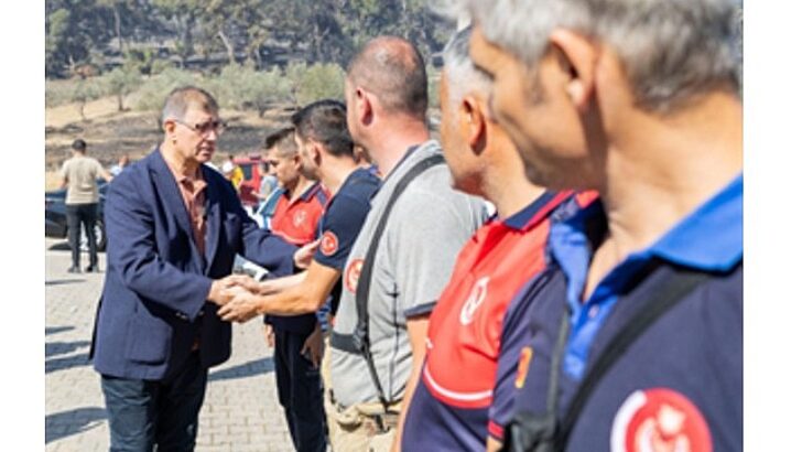 Başkan Tugay yangından etkilenen vatandaşları ziyaret etti