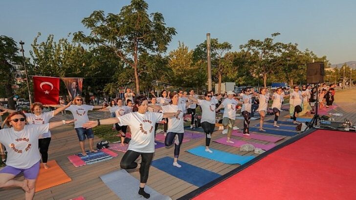 Bayraklı kıyıda buluşup, yoga yaptılar – Dünya Yoga Günü’nde renkli aktiflik