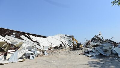Çalı’da 2 bin 300 metrekarelik kaçak depo yıkıldı