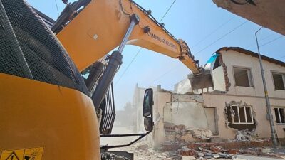 İki katlı kaçak bina yıkıldı