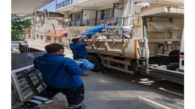 İzmir Büyükşehir Belediyesi konutu ziyan gören aileyi Uzundere konutlarına taşıdı