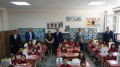 İzmir Valisi Dr. Süleyman Elban, İzmir Vilayet Ulusal Eğitim Müdürü Dr. Ömer Yahşi, Karne Gününde Öğrencilerle Bir Ortaya Geldi