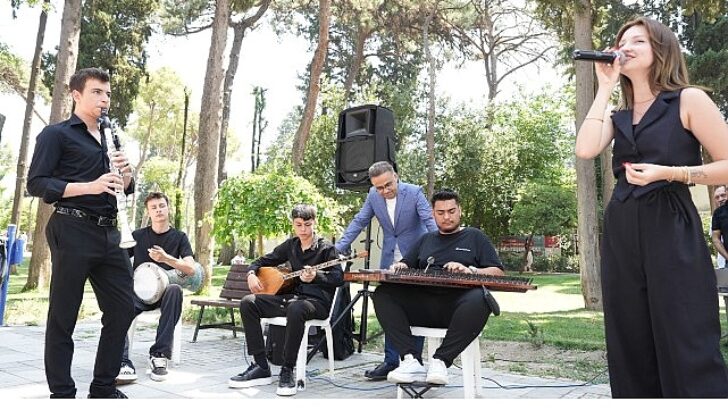 İzmir’de Kitap Coşkusu: Küçük Eller Sahneye Çıktı