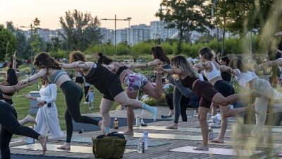 Karşıyaka’da gün batımında yoga buluşması