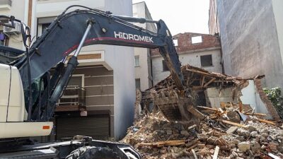 Karşıyaka’da metruk ve riskli binalar tek tek yıkılıyor