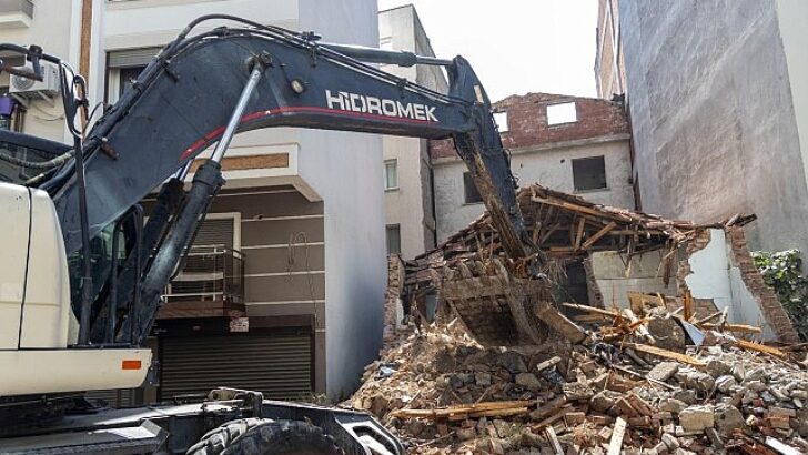 Karşıyaka’da metruk ve riskli binalar tek tek yıkılıyor