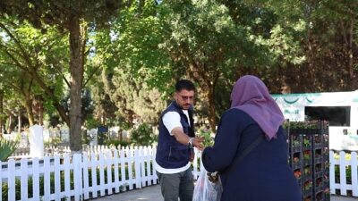 Kartepe Belediyesi’nden Mezarlıklarda Çiçek Dağıtımı
