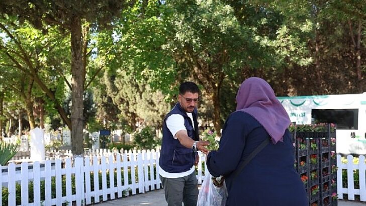 Kartepe Belediyesi’nden Mezarlıklarda Çiçek Dağıtımı