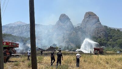 Kemer’de çalılık alanda yangın